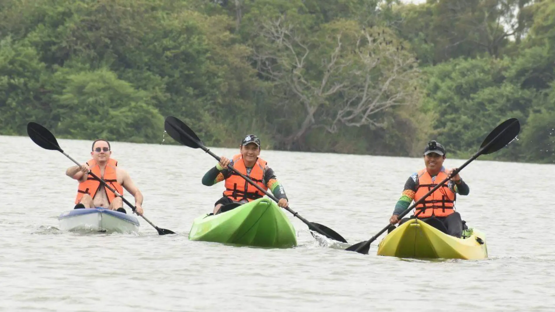 Ofrecen recorridos con kayak en la laguna del Chairel 